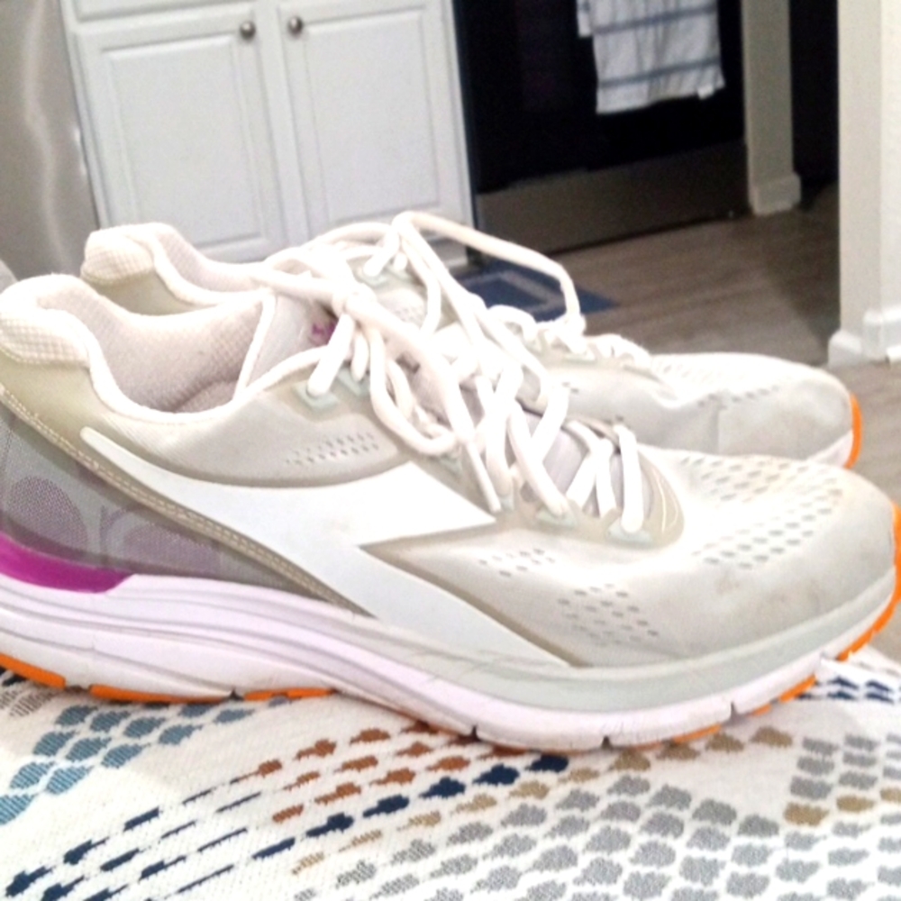 DIADIRA blushed Mythos 5. Size 9,, amazing brand new out of box look. Asthetic!!